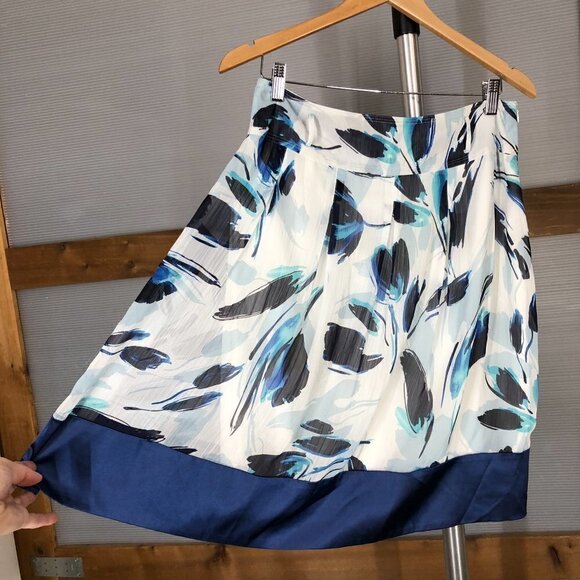 Anthro Lapis Blue White Pleat A-Line Floral Satin Hem Lined Skirt Sz M - Picture 3 of 8